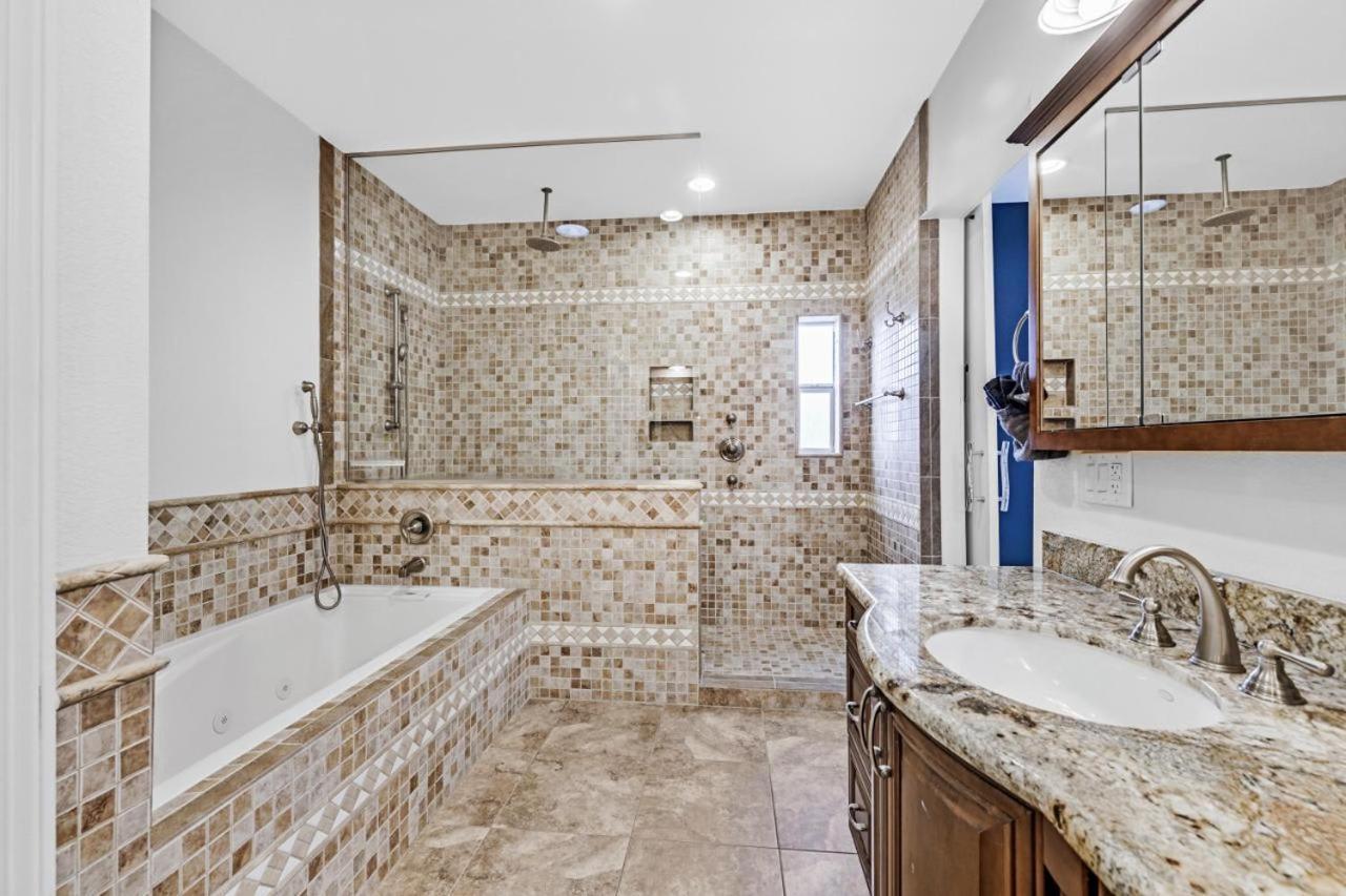 New Luxurious 6br Near Lv Strip W Pool & Holiday home