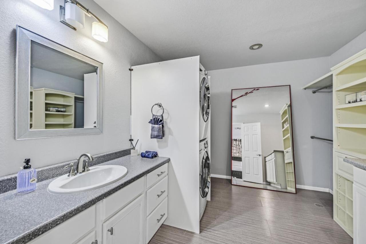 New Luxurious 6br Near Lv Strip W Pool & Holiday home