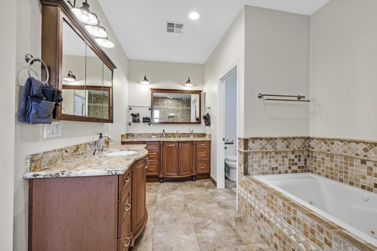 New Luxurious 6br Near Lv Strip W Pool & Holiday home *