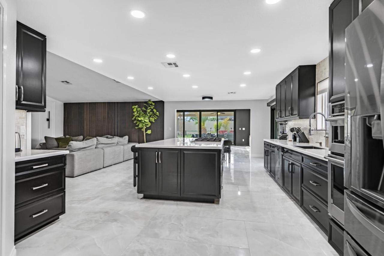 New Luxurious 6br Near Lv Strip W Pool & Holiday home *