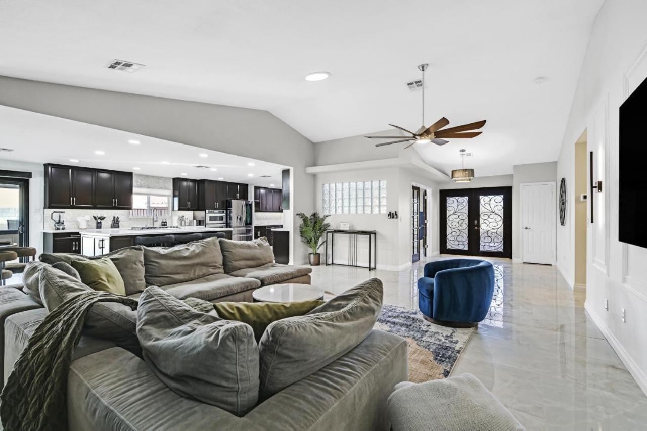 New Luxurious 6br Near Lv Strip W Pool & Holiday home Las Vegas