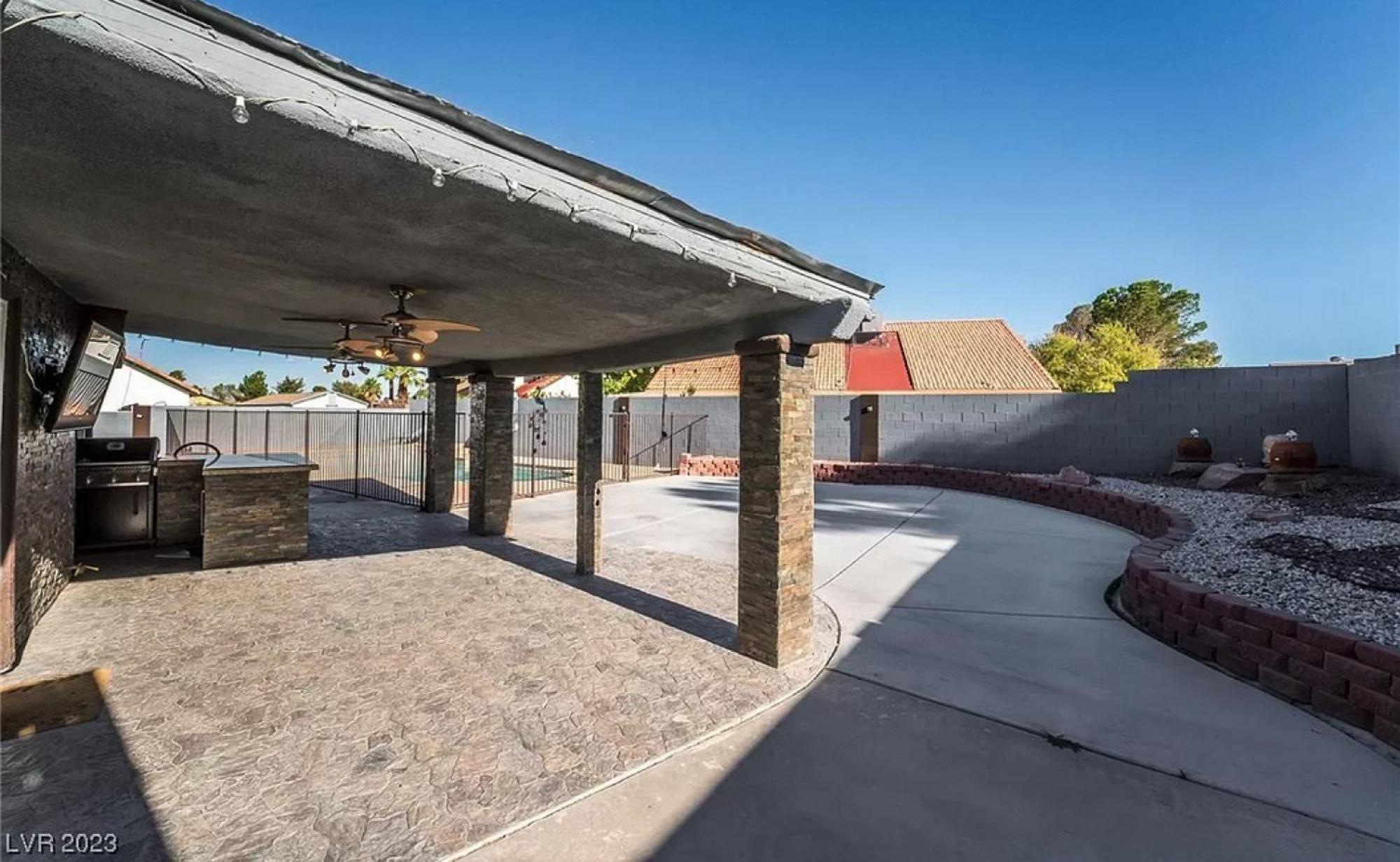 Holiday home Heated Salt Pool, Bbq, Movie Projector, Stereo, Billiards Table, Arcade Game, Darts - Stone Sanctuary Nw At Childrens Memorial Park, Pool Heat Optional