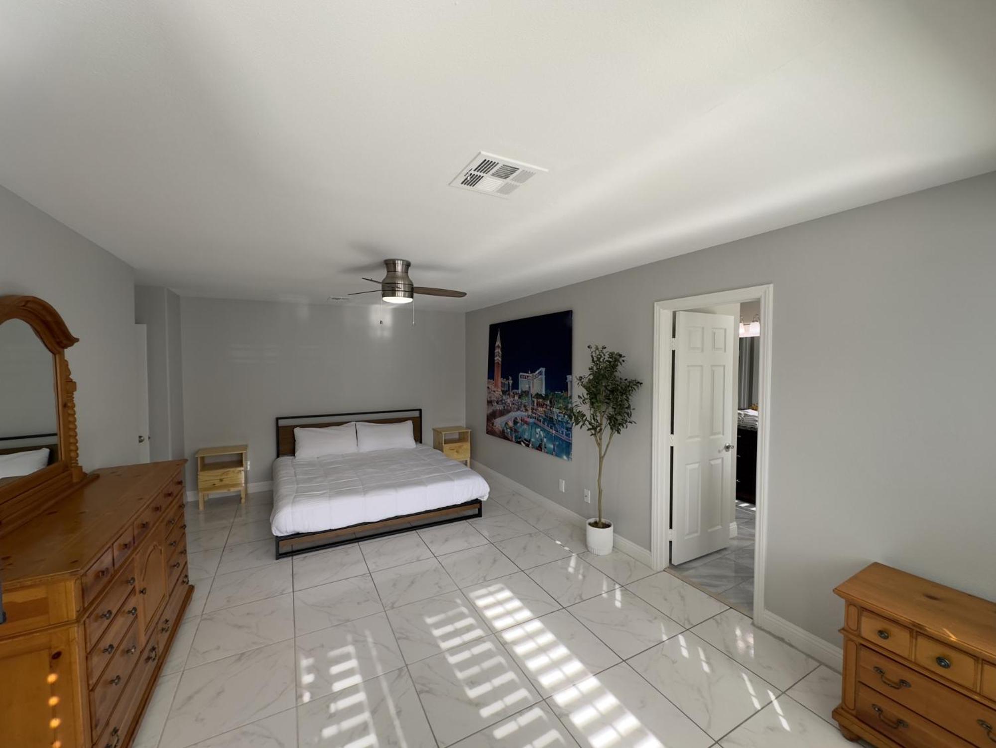 Holiday home Heated Salt Pool, Bbq, Movie Projector, Stereo, Billiards Table, Arcade Game, Darts - Stone Sanctuary Nw At Childrens Memorial Park, Pool Heat Optional *
