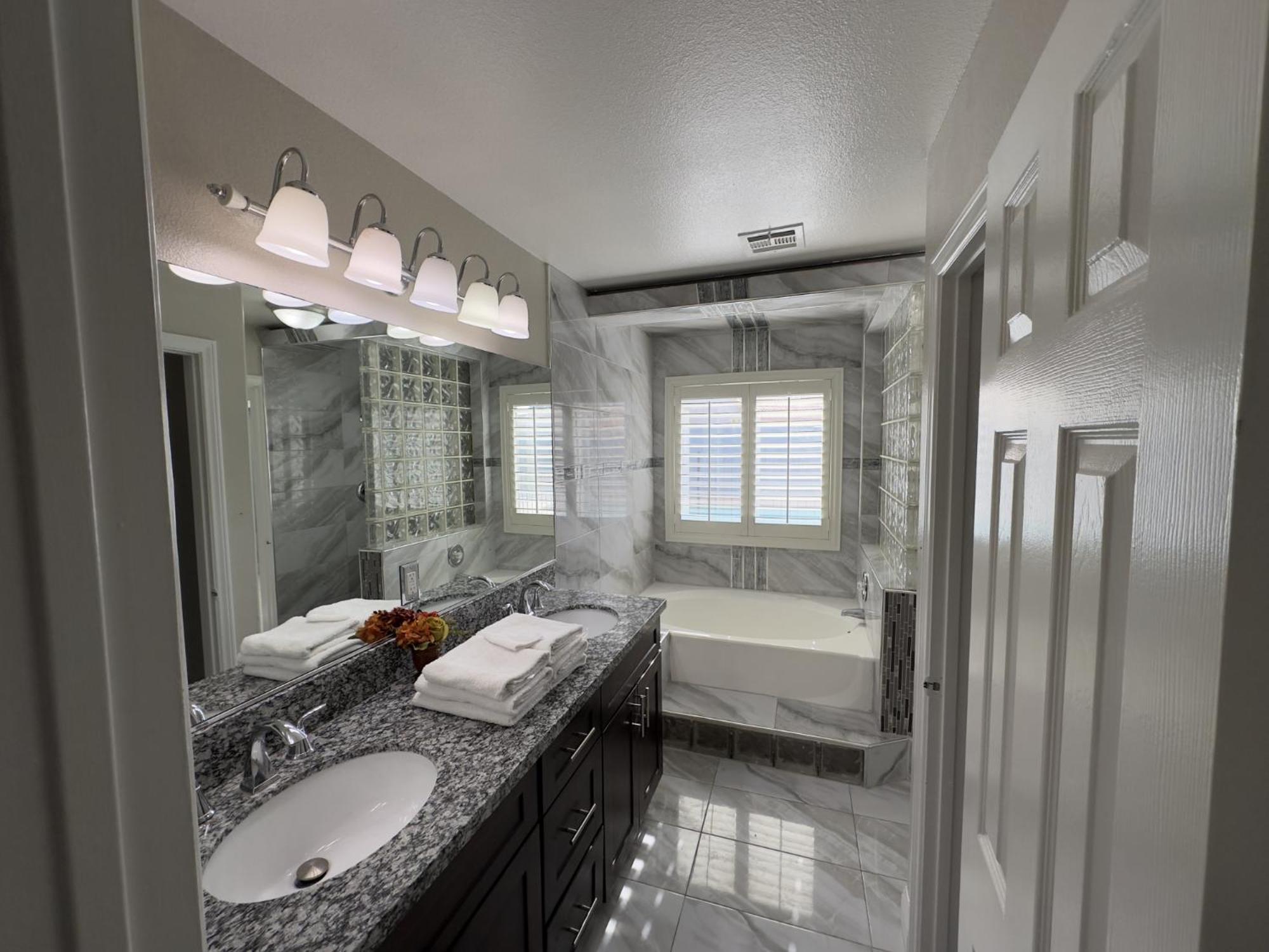 Heated Salt Pool, Bbq, Movie Projector, Stereo, Billiards Table, Arcade Game, Darts - Stone Sanctuary Nw At Childrens Memorial Park, Pool Heat Optional Holiday home