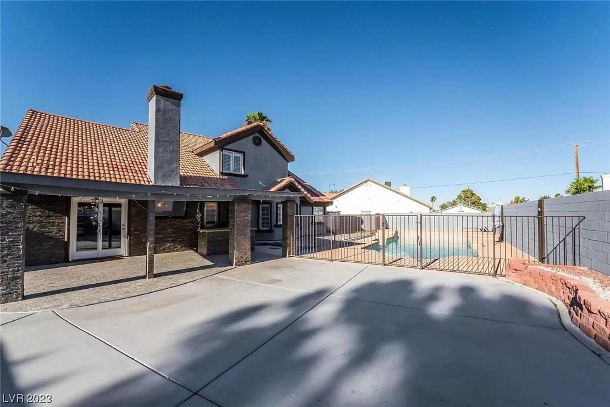 Holiday home Heated Salt Pool, Bbq, Movie Projector, Stereo, Billiards Table, Arcade Game, Darts - Stone Sanctuary Nw At Childrens Memorial Park, Pool Heat Optional