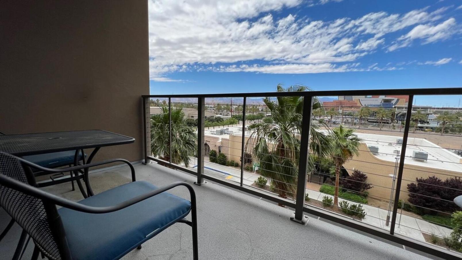 Balcony Luxury High Rise Downtown Fremont Casinos Holiday home Las Vegas