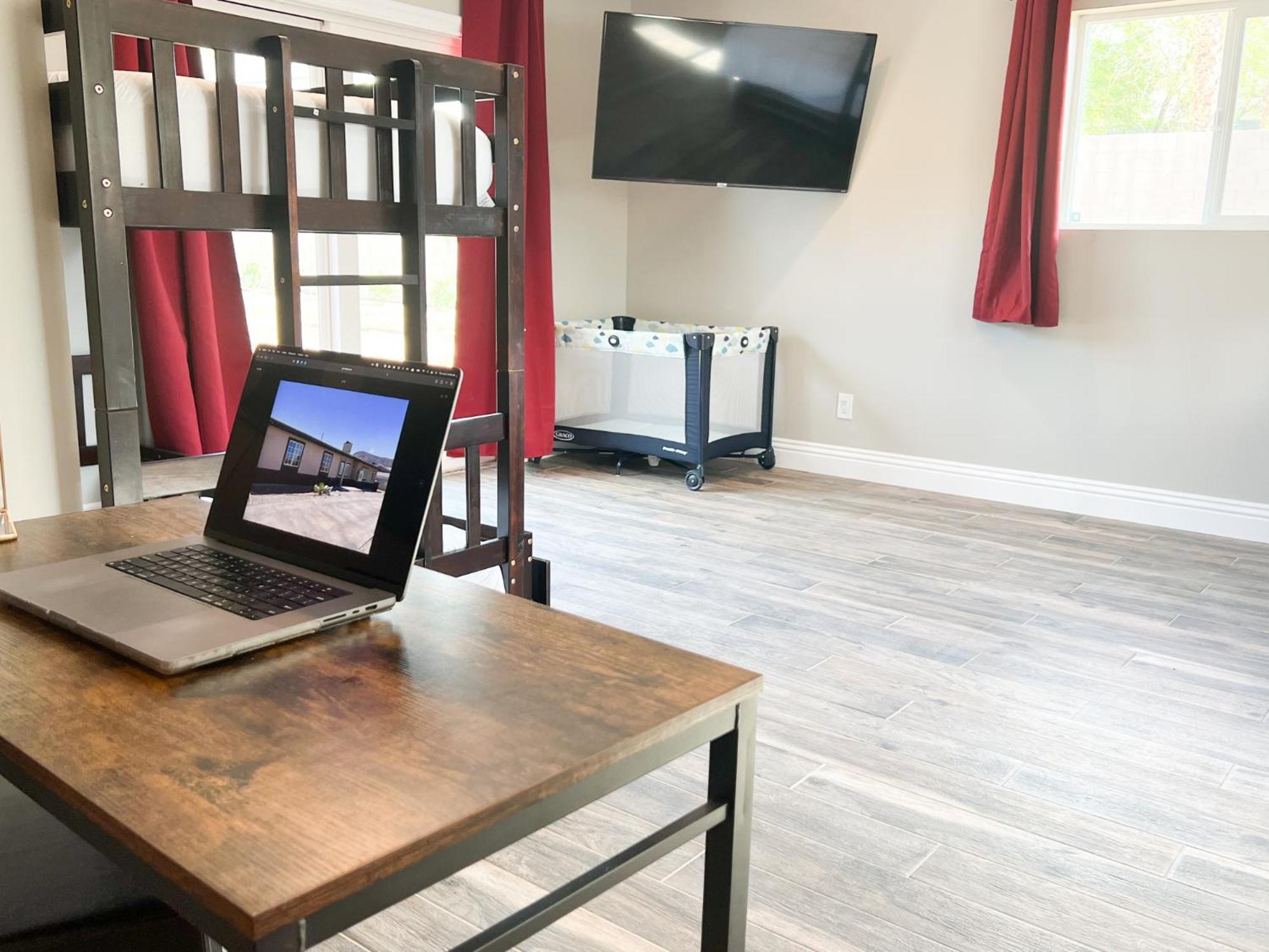Lux Private - Pool, Billiards, 8 Smart Tvs, Board Games, Cotton Bedding - The Stone Sanctuary At Mccullough Hills Trailhead