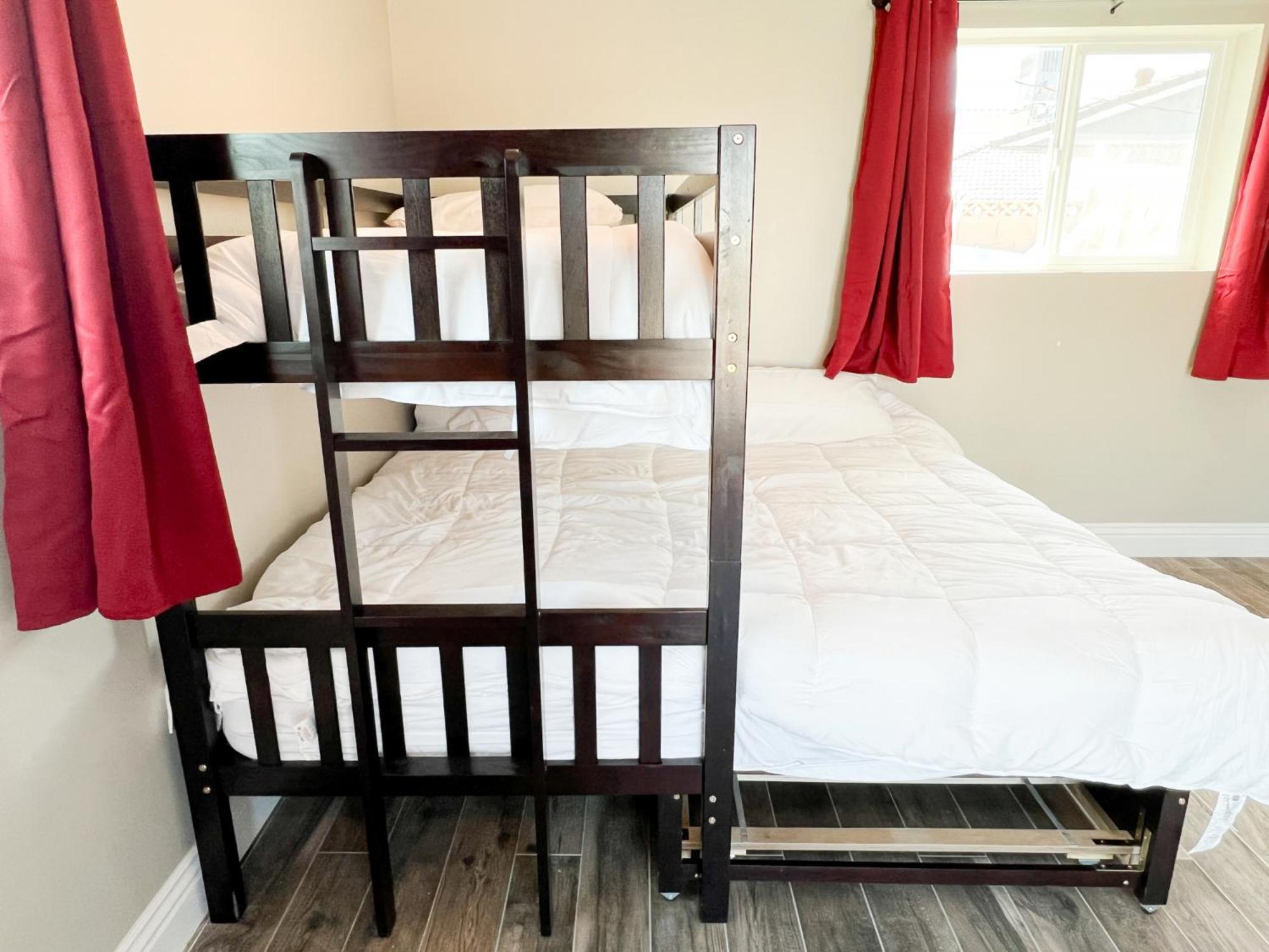 Holiday home Lux Private - Pool, Billiards, 8 Smart Tvs, Board Games, Cotton Bedding - The Stone Sanctuary At Mccullough Hills Trailhead Las Vegas