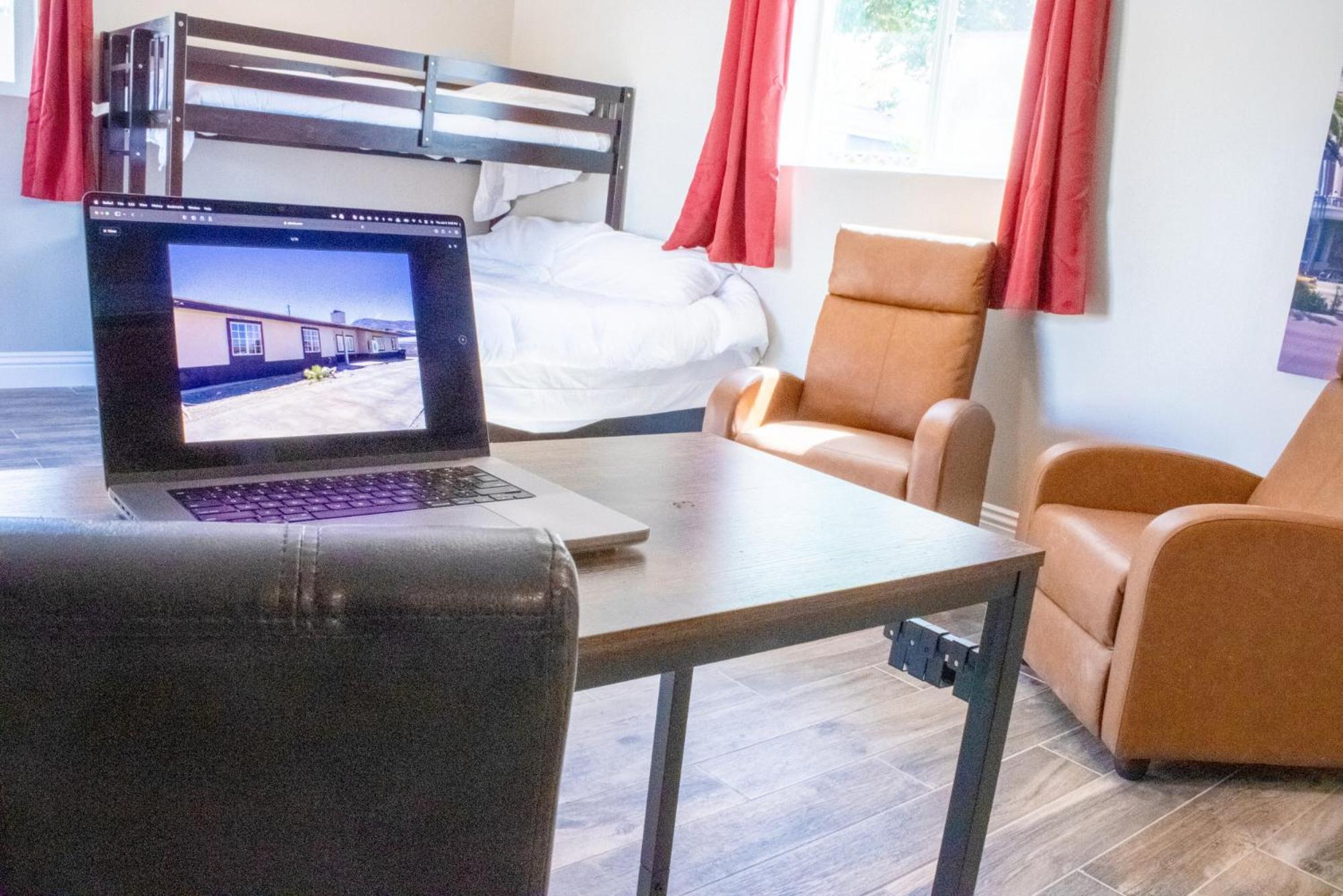 Holiday home Lux Private - Pool, Billiards, 8 Smart Tvs, Board Games, Cotton Bedding - The Stone Sanctuary At Mccullough Hills Trailhead Las Vegas