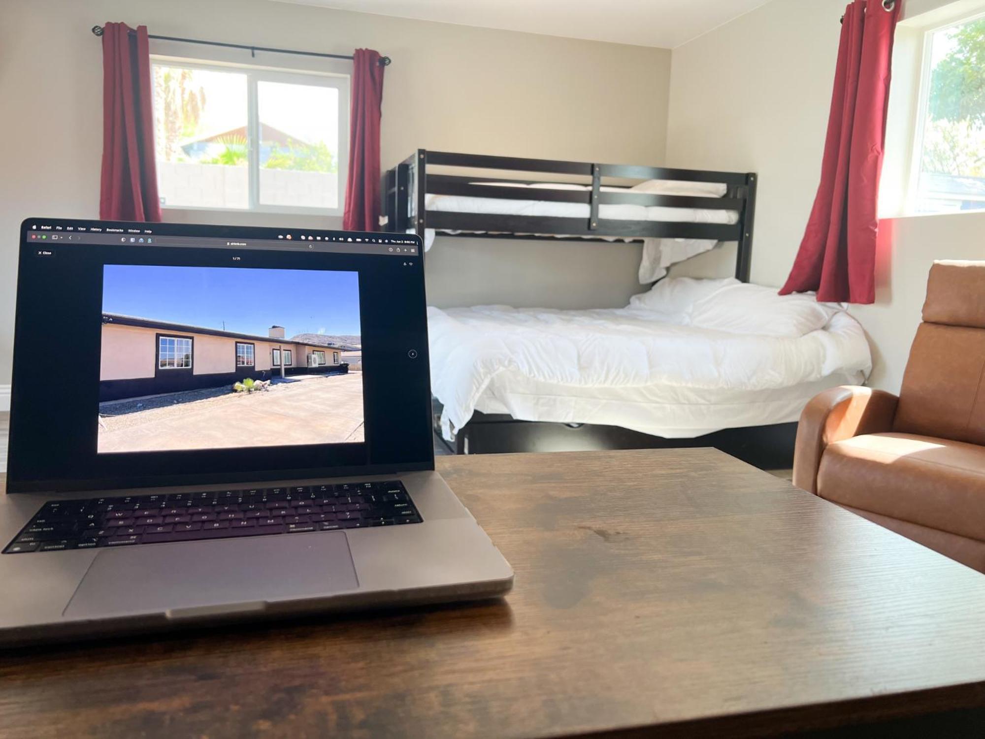 Lux Private - Pool, Billiards, 8 Smart Tvs, Board Games, Cotton Bedding - The Stone Sanctuary At Mccullough Hills Trailhead Las Vegas