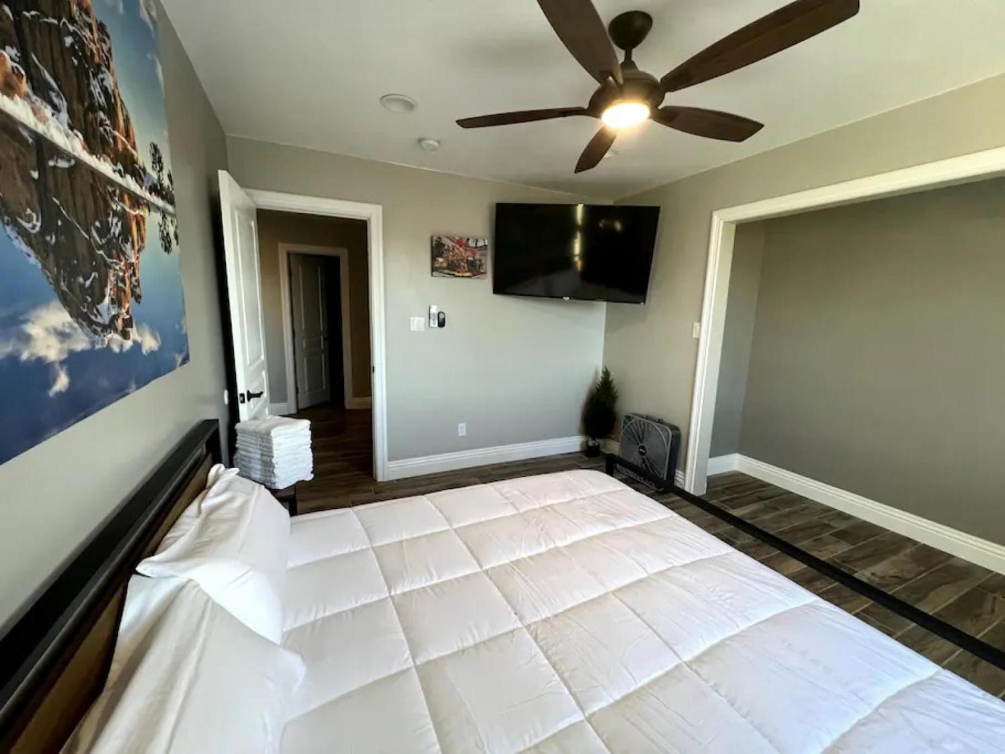 Holiday home Lux Private - Pool, Billiards, 8 Smart Tvs, Board Games, Cotton Bedding - The Stone Sanctuary At Mccullough Hills Trailhead