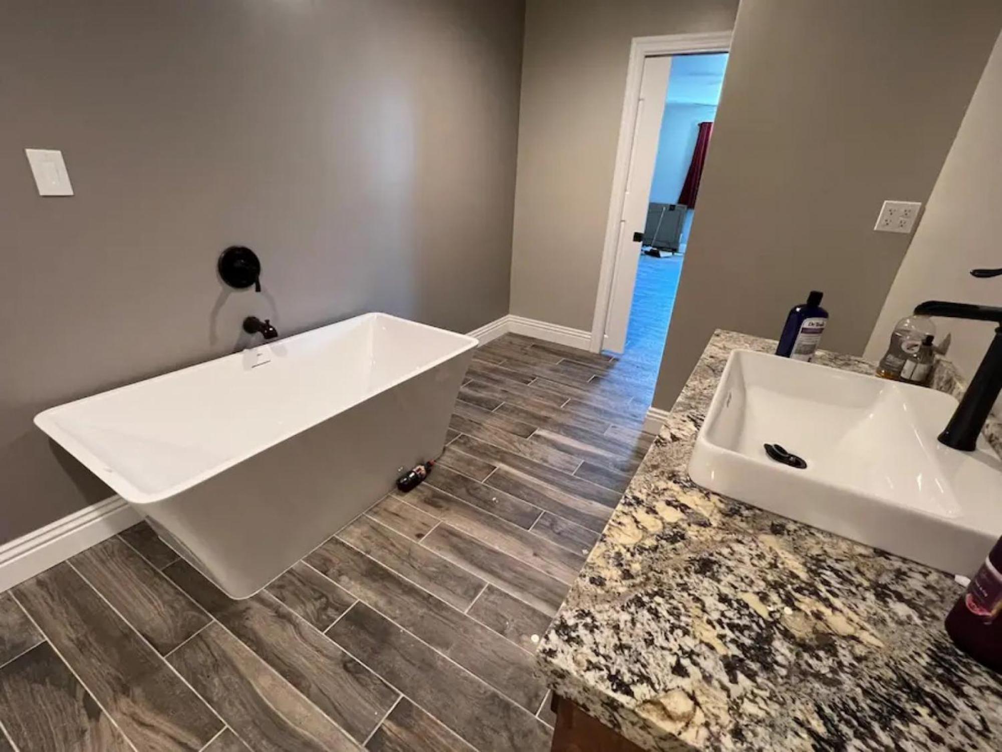 Lux Private - Pool, Billiards, 8 Smart Tvs, Board Games, Cotton Bedding - The Stone Sanctuary At Mccullough Hills Trailhead Holiday home *