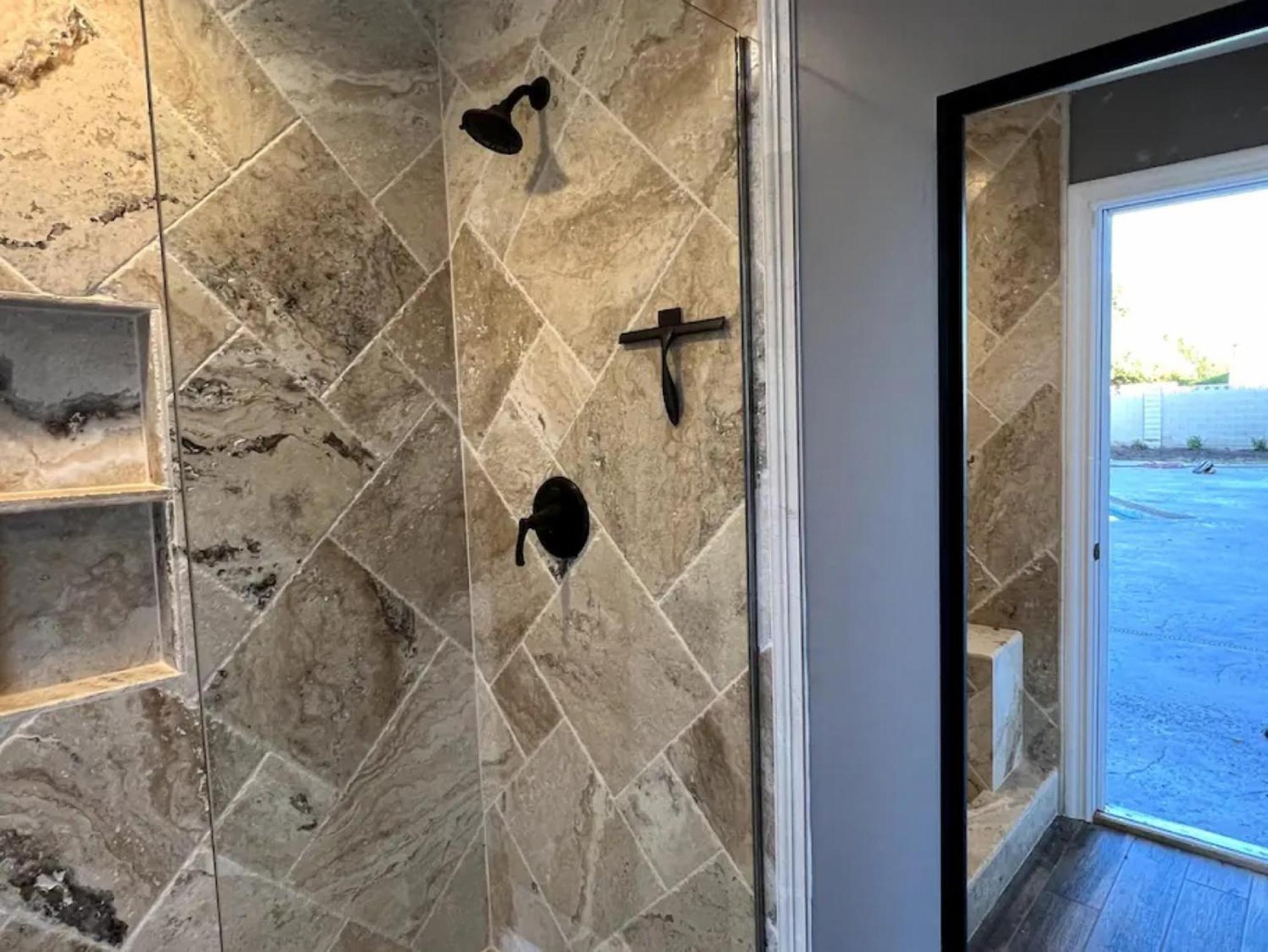 Lux Private - Pool, Billiards, 8 Smart Tvs, Board Games, Cotton Bedding - The Stone Sanctuary At Mccullough Hills Trailhead
