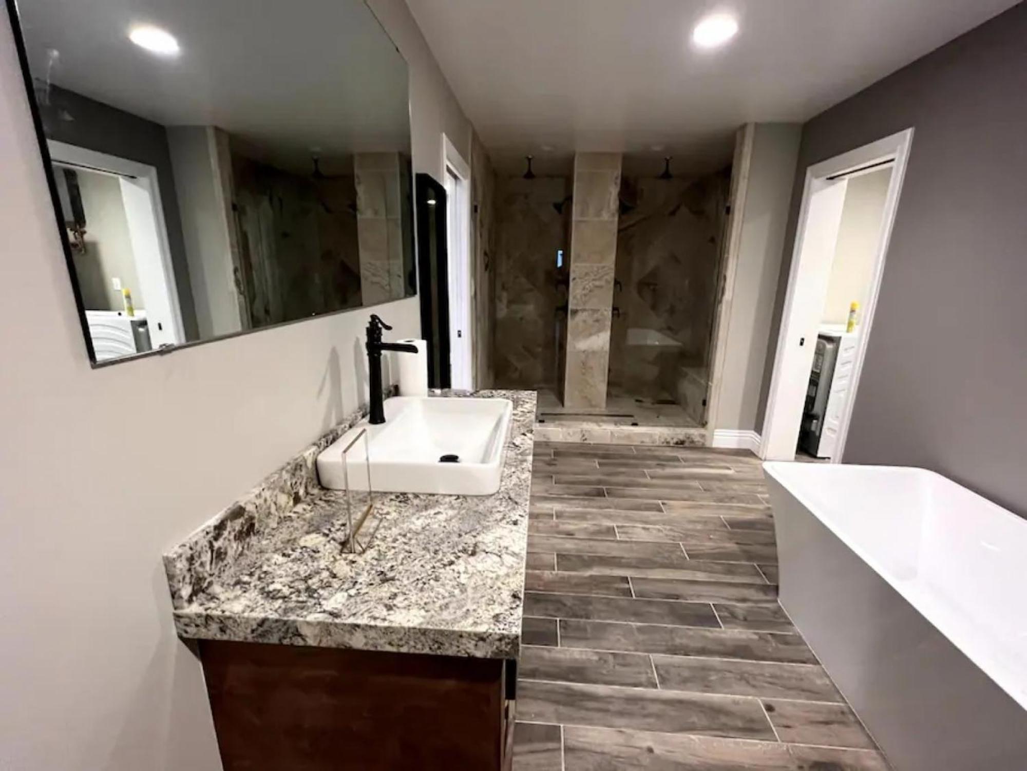 Lux Private - Pool, Billiards, 8 Smart Tvs, Board Games, Cotton Bedding - The Stone Sanctuary At Mccullough Hills Trailhead Holiday home