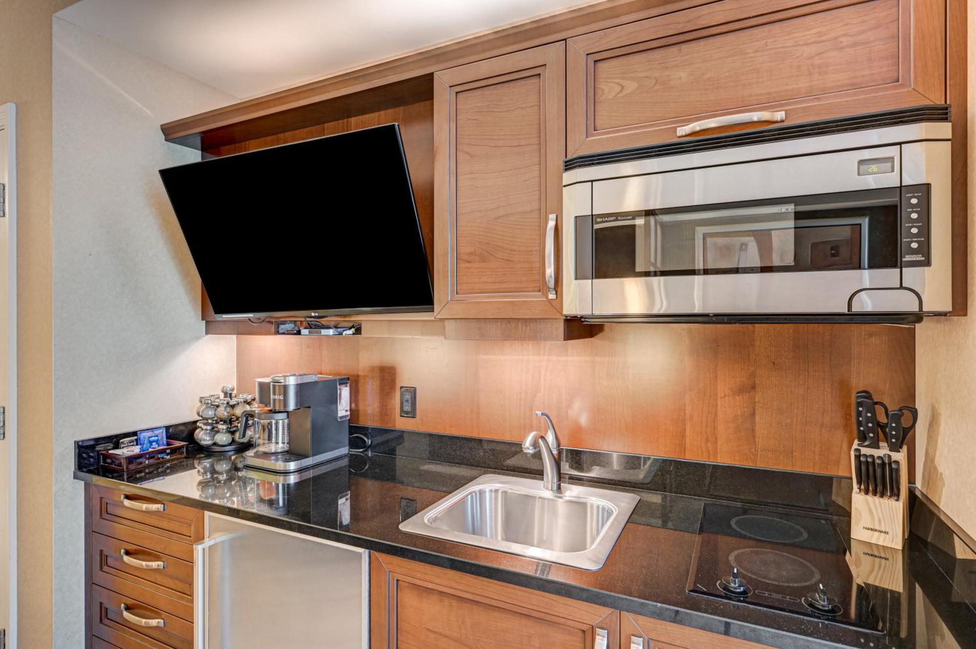 Luxury Mgm Signature, Great Location, Lazy River, No Fees Apartment *
