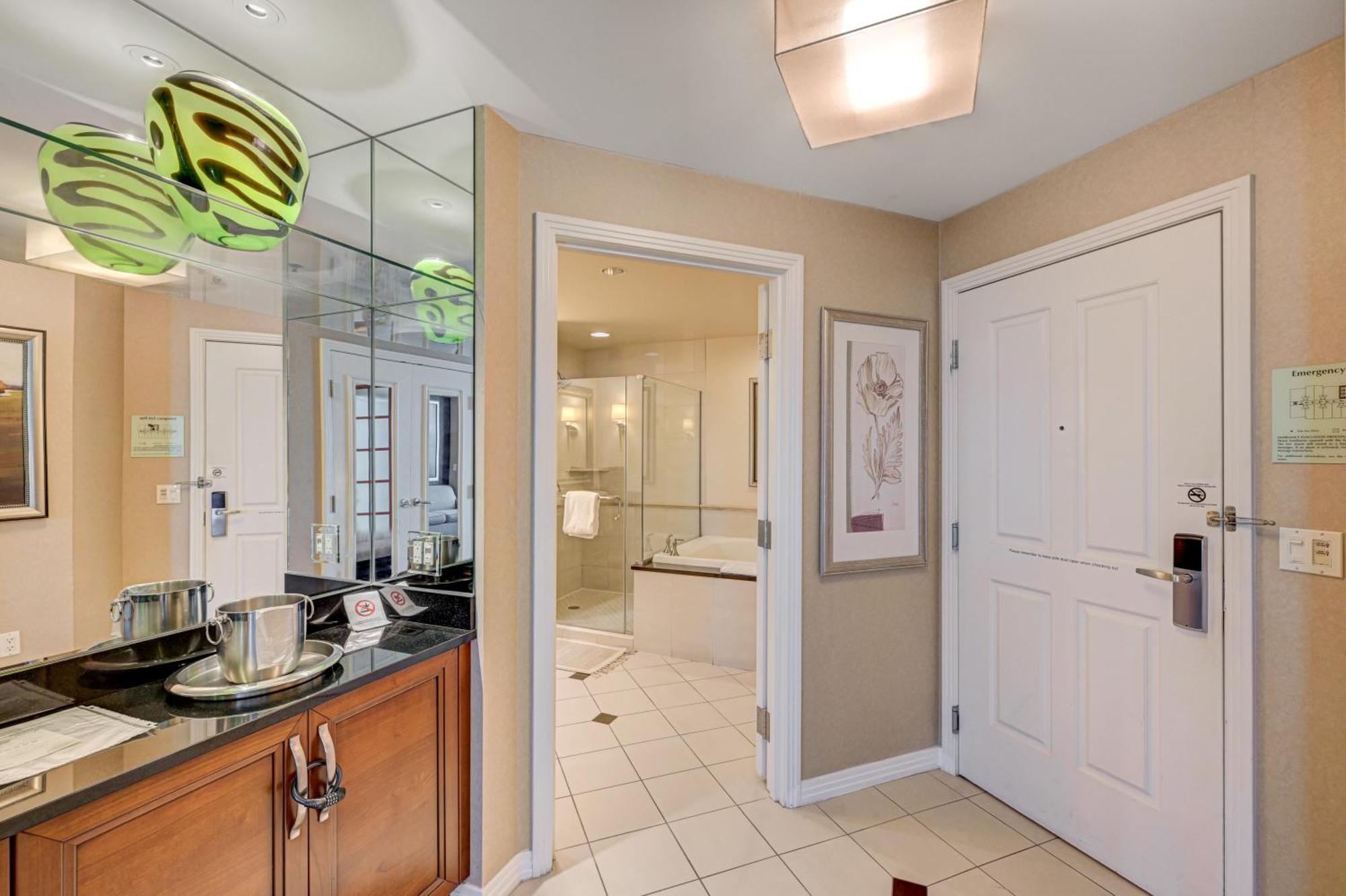 Luxury Mgm Signature, Great Location, Lazy River, No Fees Apartment *