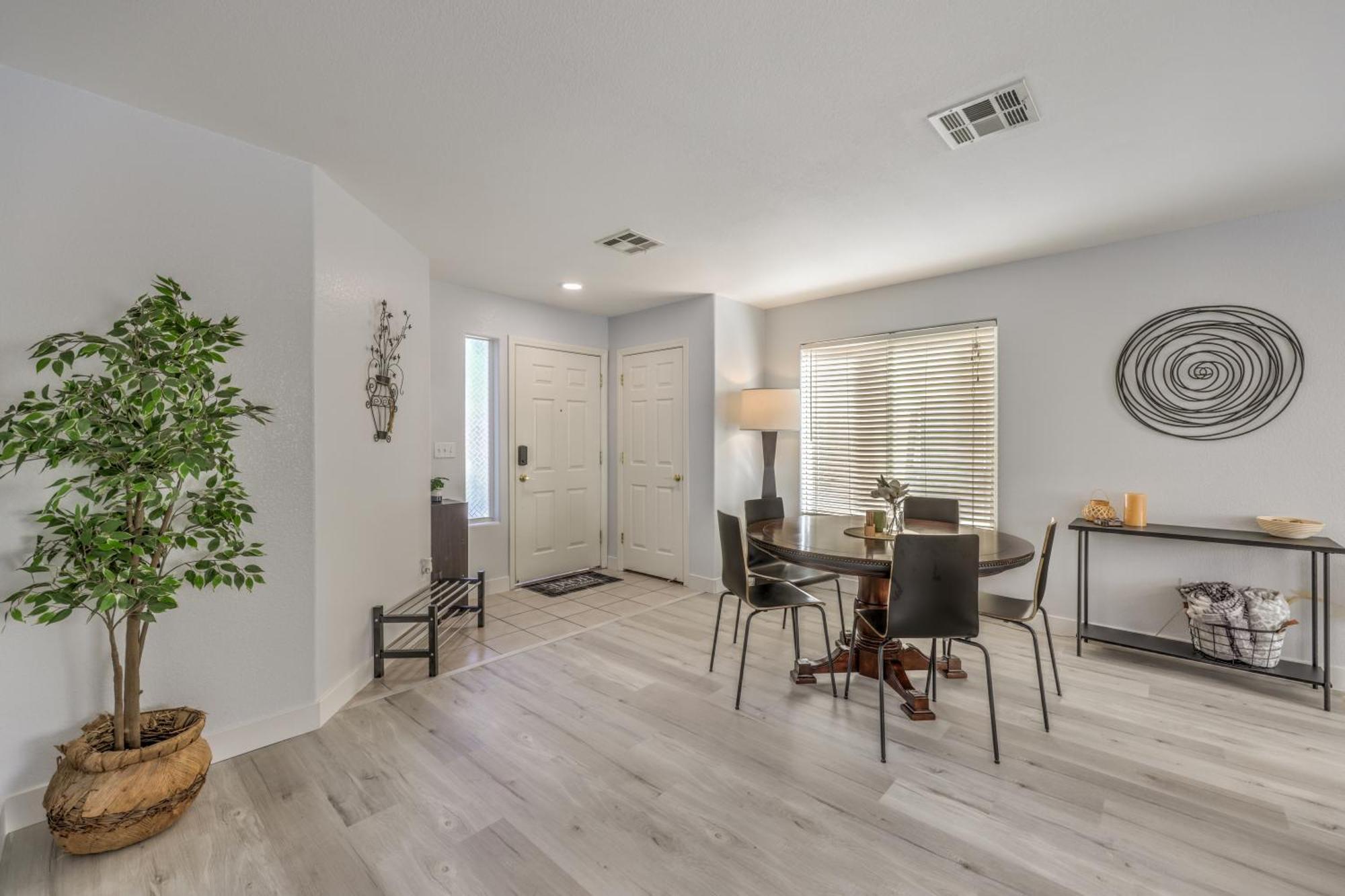 Holiday home 3br Near Shop,dining, Summerlin Mall-furnished *