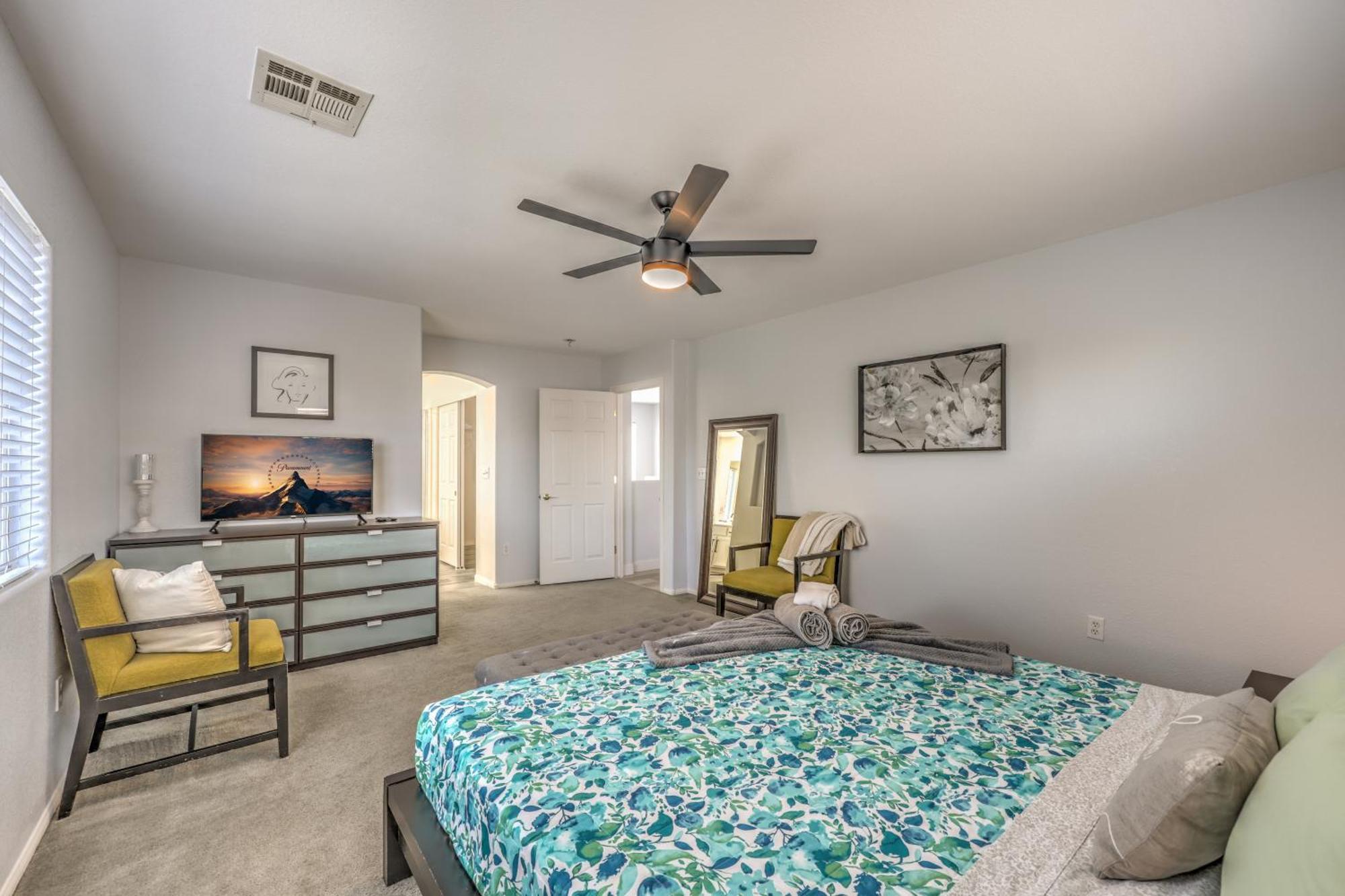 Holiday home 3br Near Shop,dining, Summerlin Mall-furnished