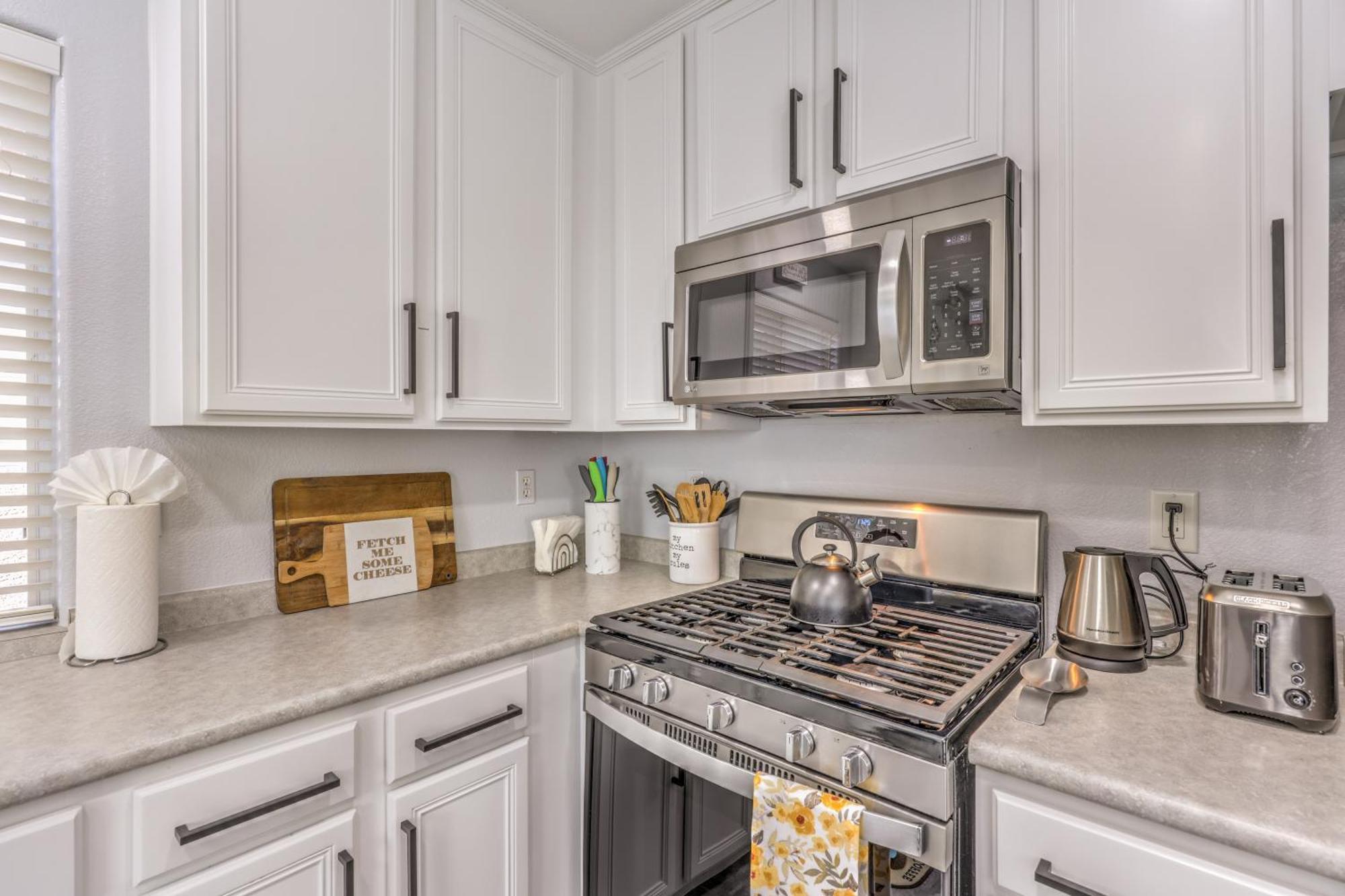 Holiday home 3br Near Shop,dining, Summerlin Mall-furnished *