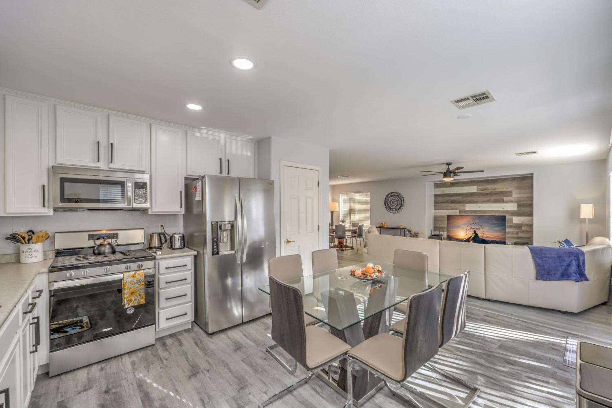 Holiday home 3br Near Shop,dining, Summerlin Mall-furnished *
