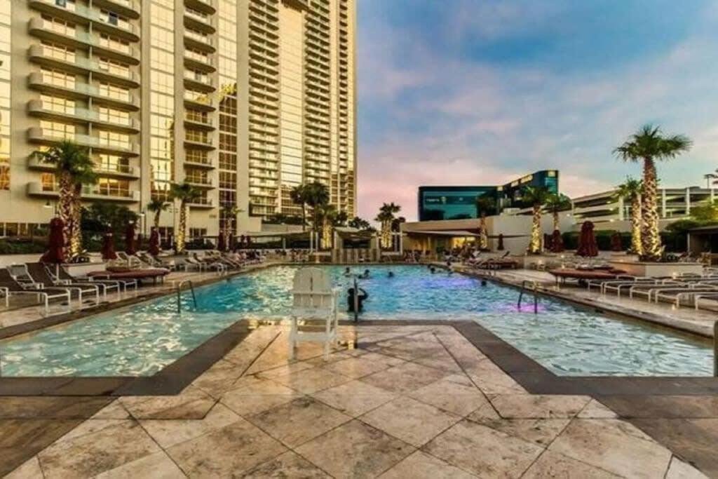 Holiday home Amazing No Fee Free Parking Strip View Mgm 4607 *