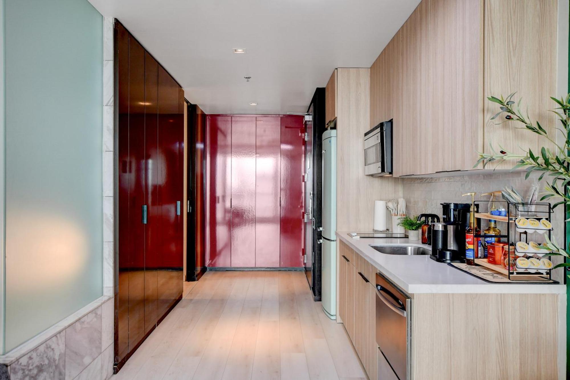 Ava 37th Flr Balcony Strip Views Palm Place *