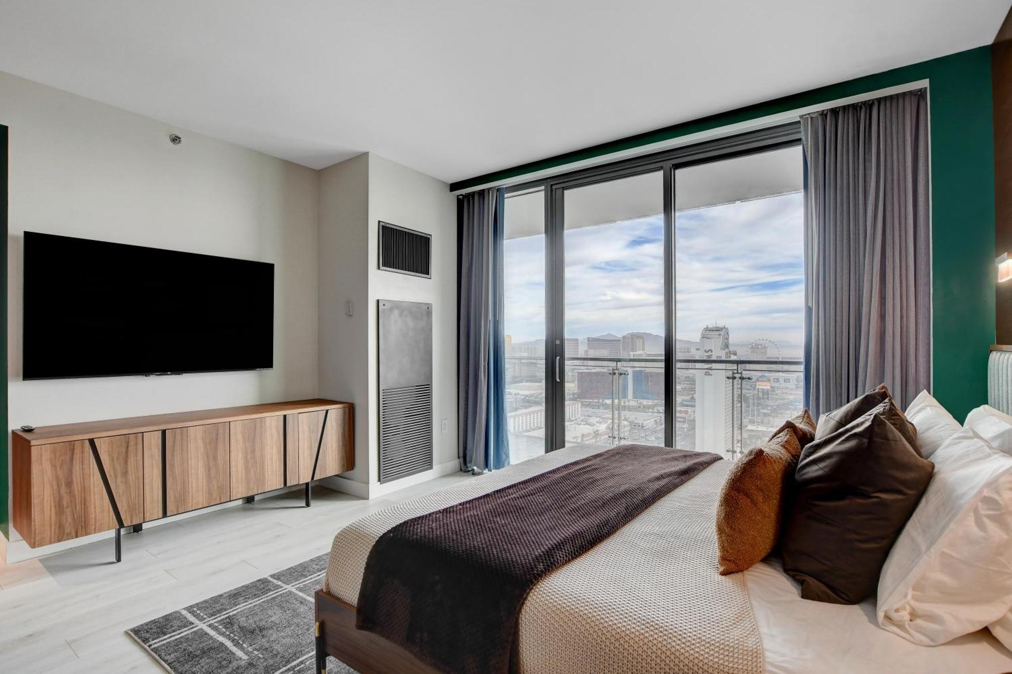 Ava 37th Flr Strip View Balcony Palms Place