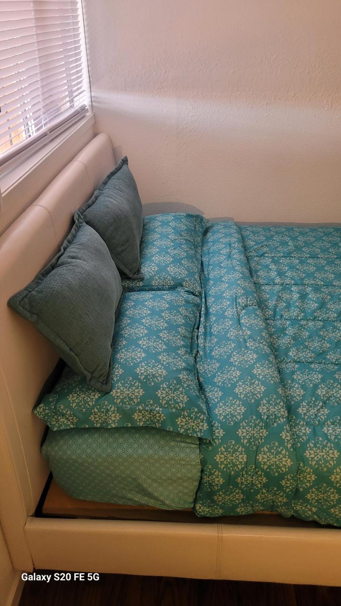 2 Bedroom Cozy Near The Strip Apartment