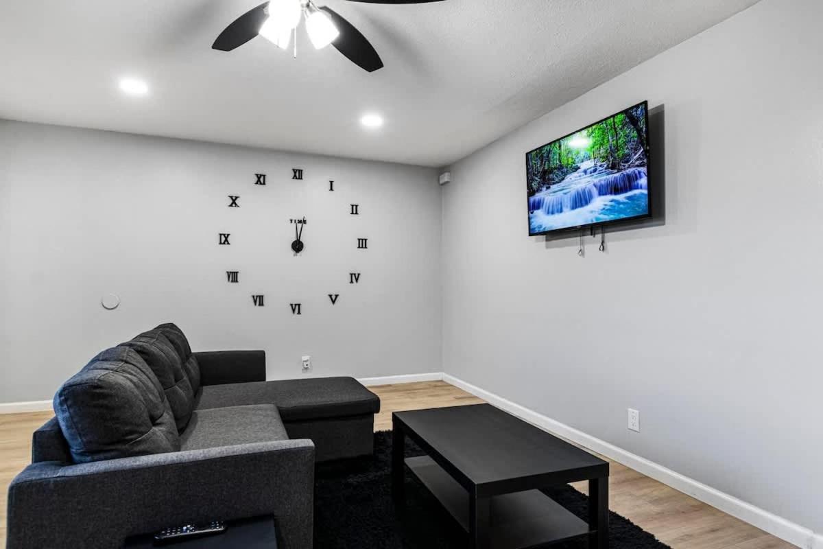 Gorgeous Two Bedroom Sleeps 6! Close To Strip! Holiday home Las Vegas