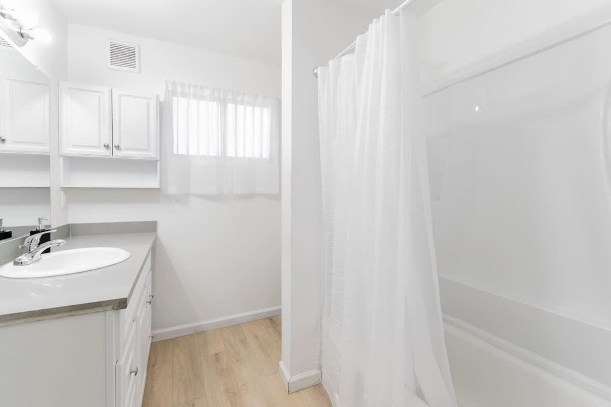 Gorgeous Two Bedroom Sleeps 6! Close To Strip! * Las Vegas