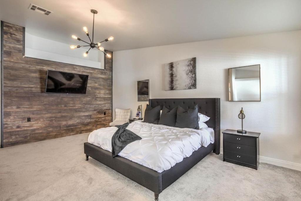 Cozy Desert Retreat - Pool, Spa, Views * Henderson