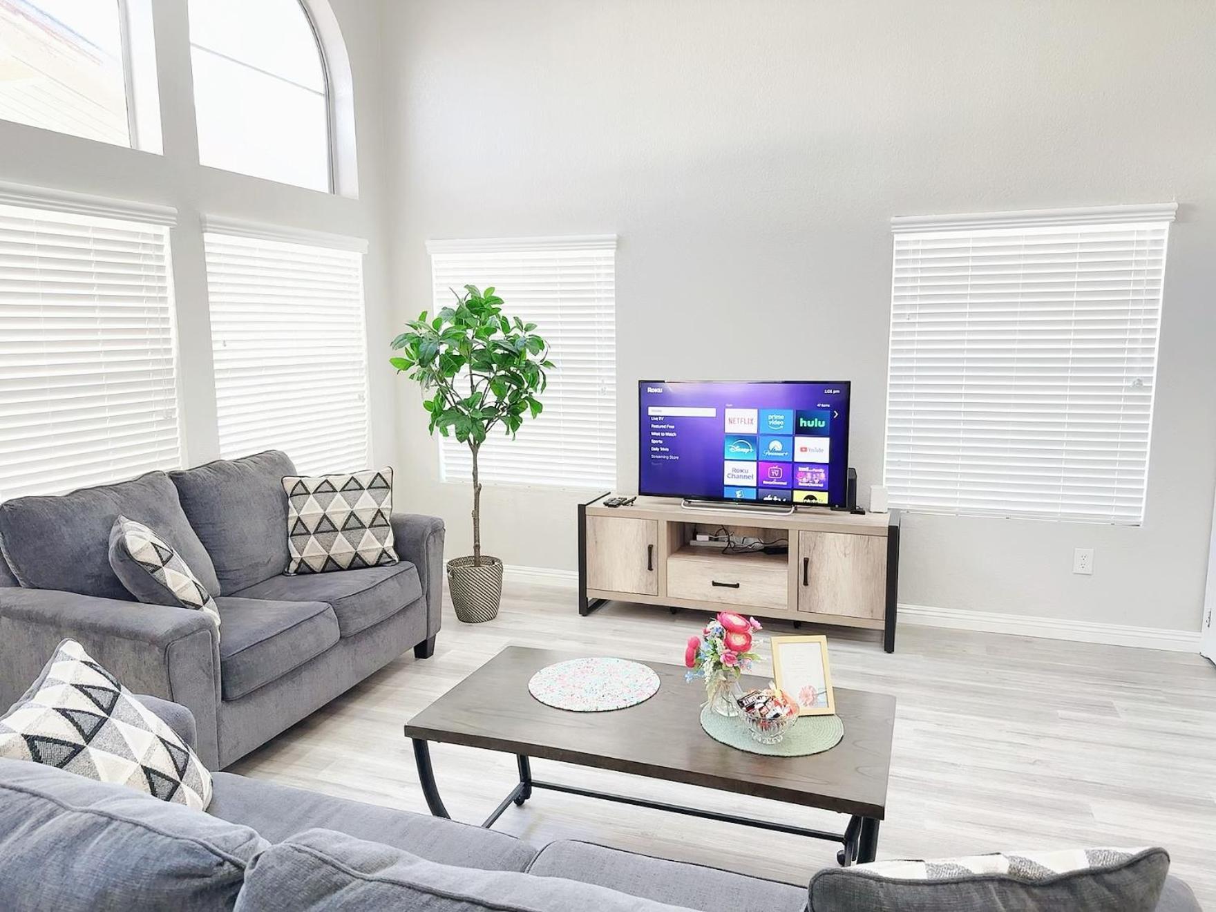 Pool House Newly Remodeled 3bed 3bath Near Dt Summerlin And Red Rock Villa Las Vegas
