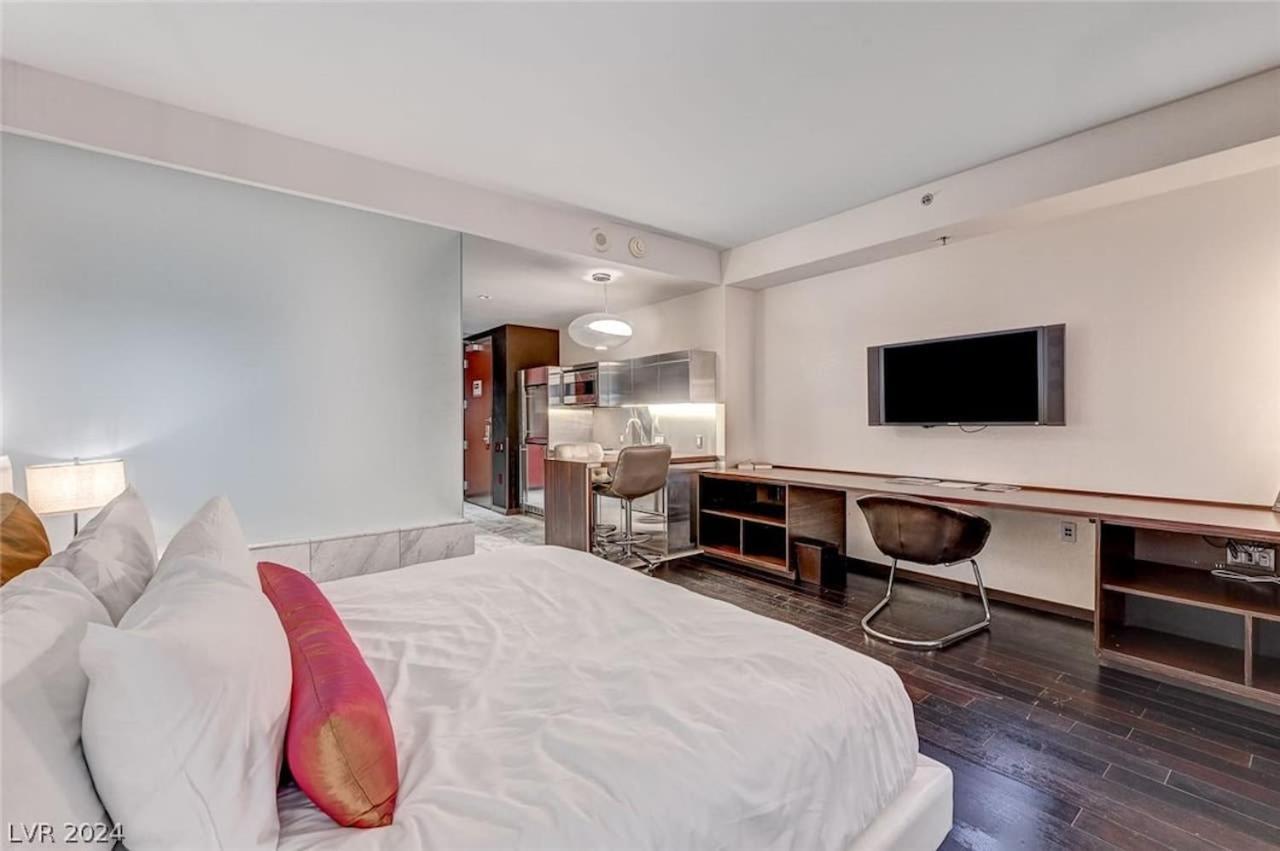 Stylish Palms Mountain View Balcony Access 28309 Apartment Las Vegas