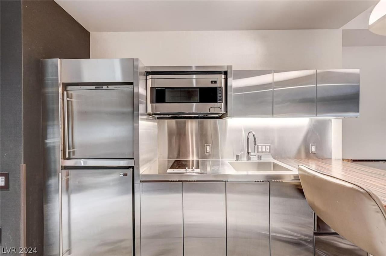 Stylish Palms Mountain View Balcony Access 28309