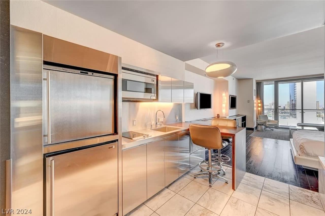 Stylish Palms Mountain View Balcony Access 28309 Apartment