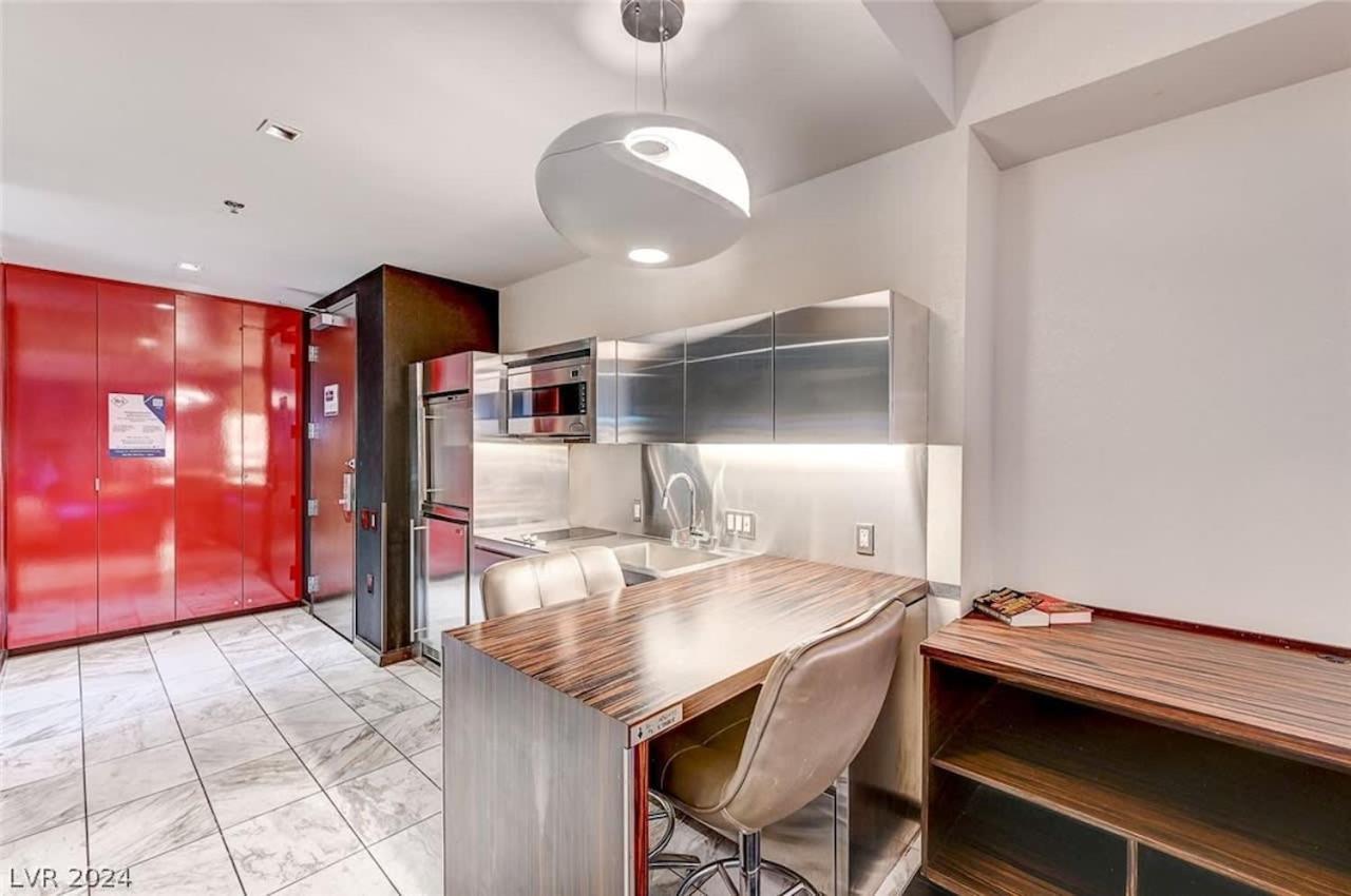 Apartment Stylish Palms Mountain View Balcony Access 28309