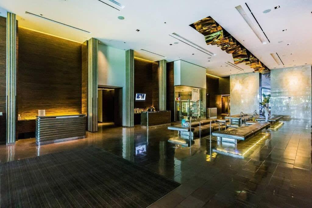 Stylish Palms Mountain View Balcony Access 28309