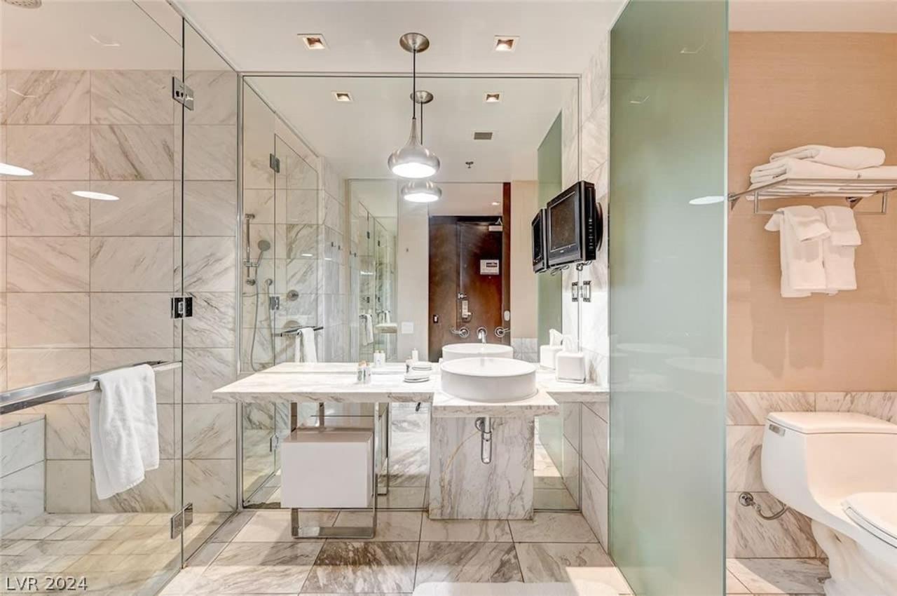 Stylish Palms Mountain View Balcony Access 28309 Apartment