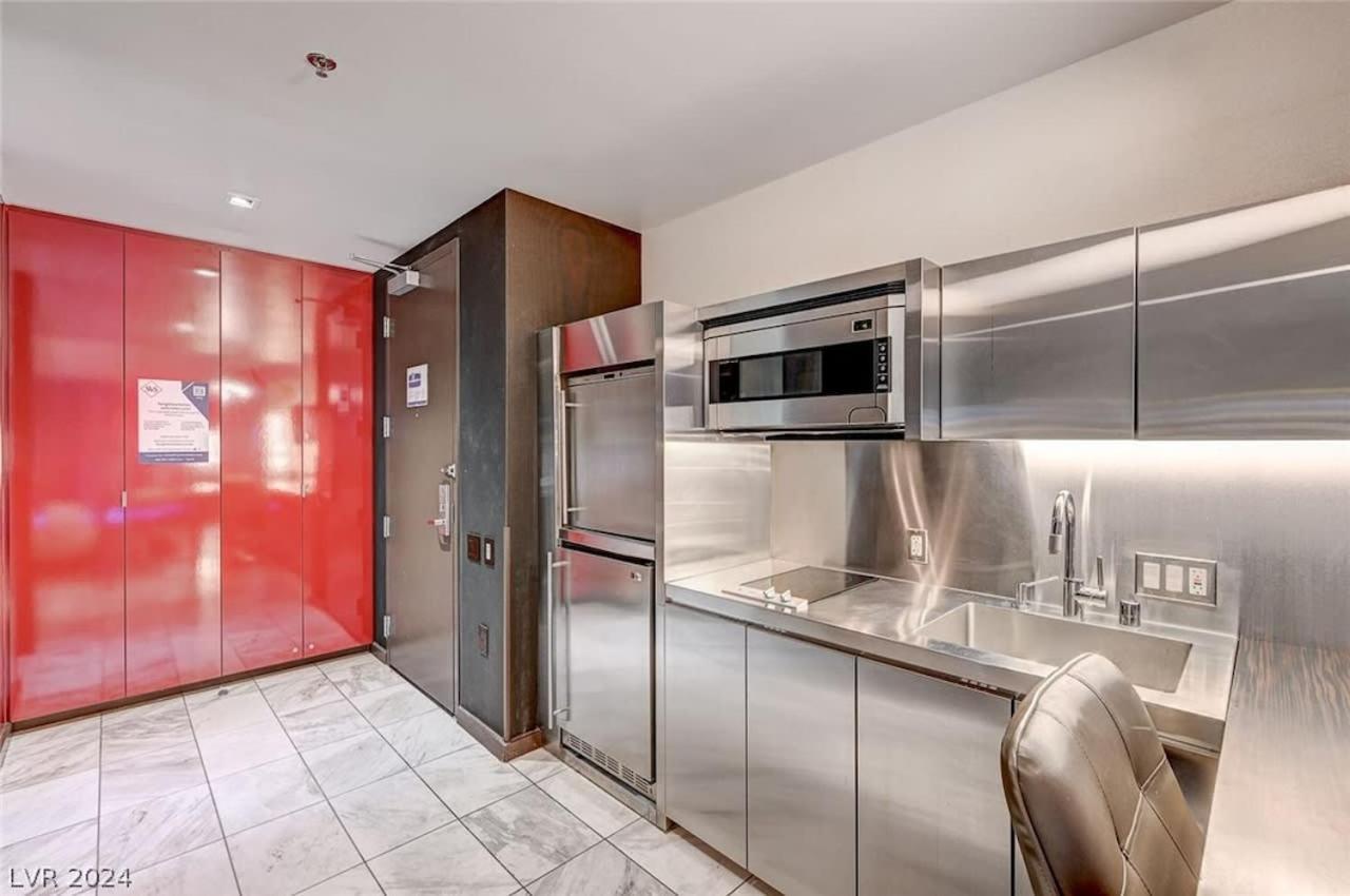 Apartment Stylish Palms Mountain View Balcony Access 28309