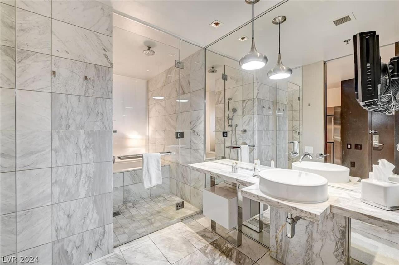 Stylish Palms Mountain View Balcony Access 28309 Las Vegas