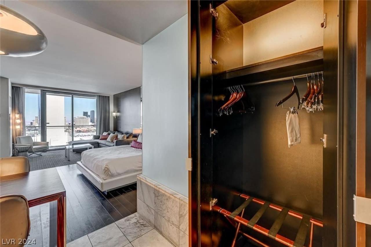 Apartment Stylish Palms Mountain View Balcony Access 28309 Las Vegas