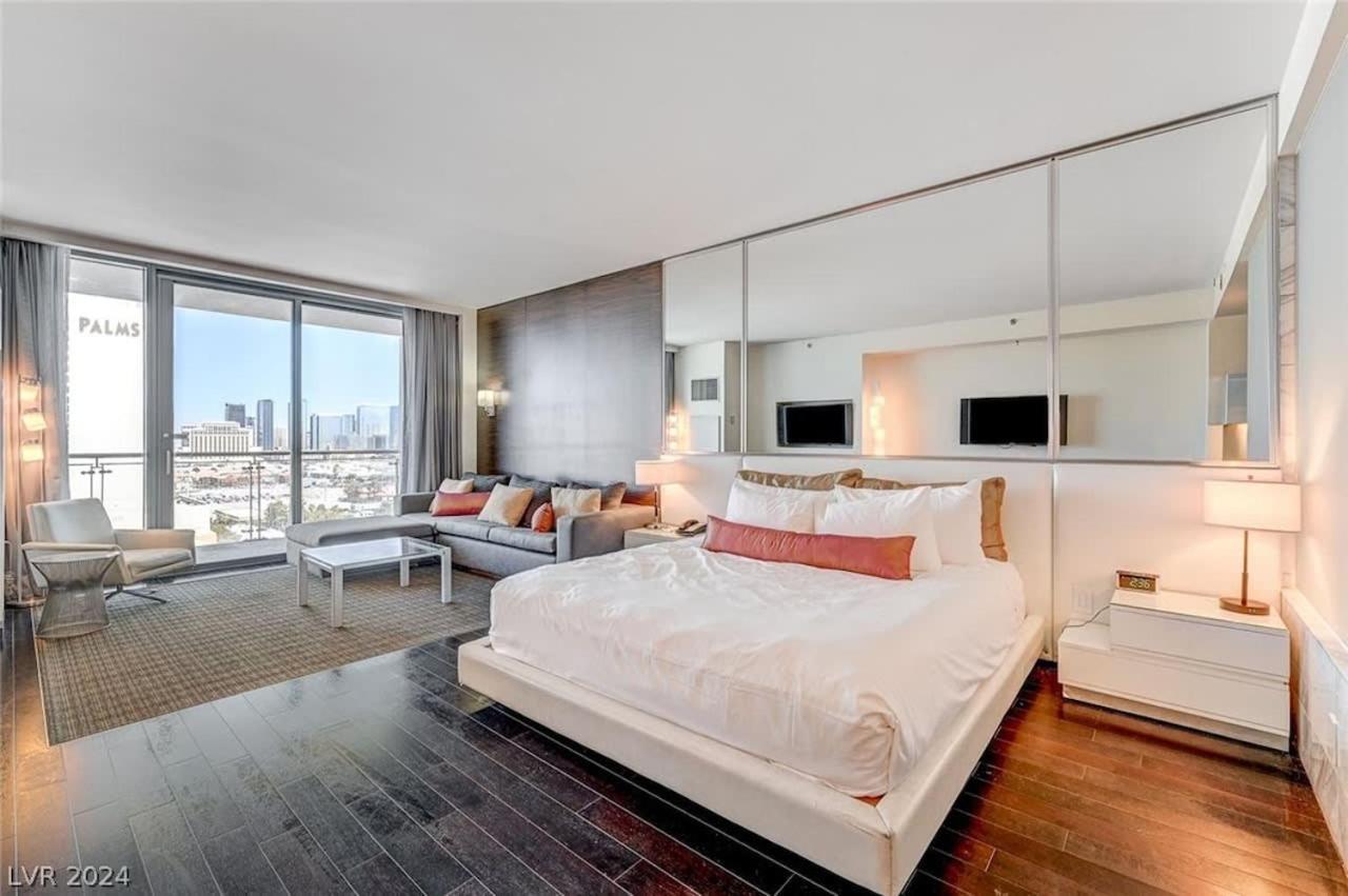 Apartment Luxurious Palms Mountain View & Balcony Access 27307 Las Vegas