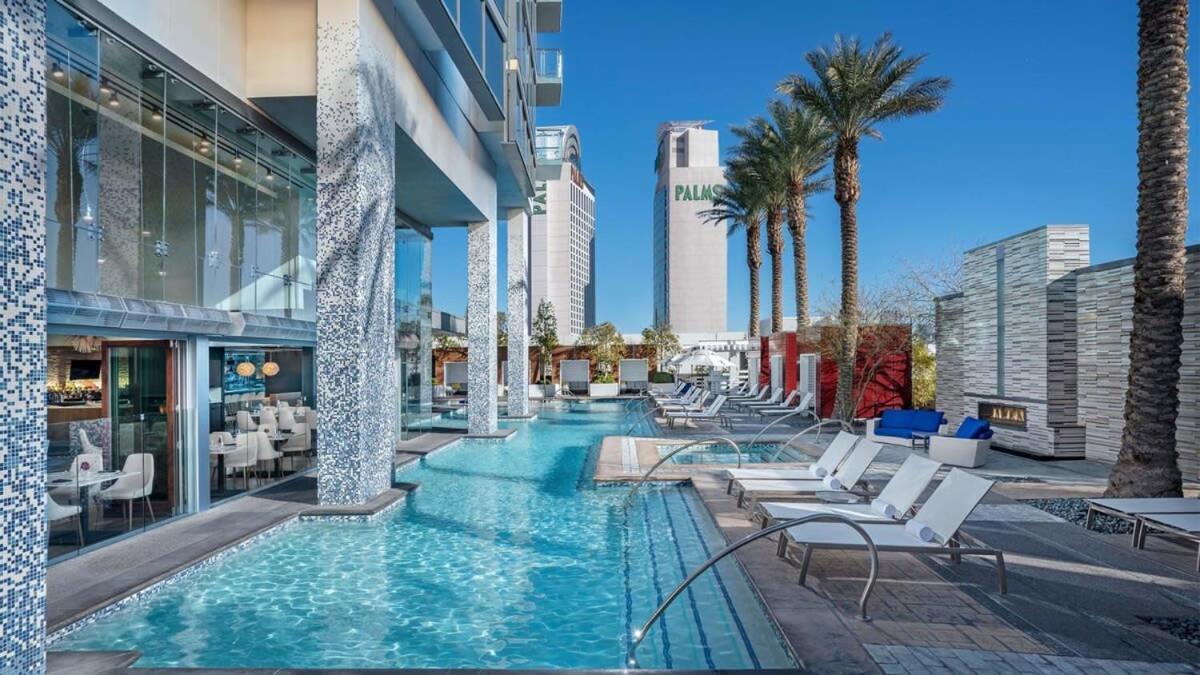 Beautiful Strip Views 17304