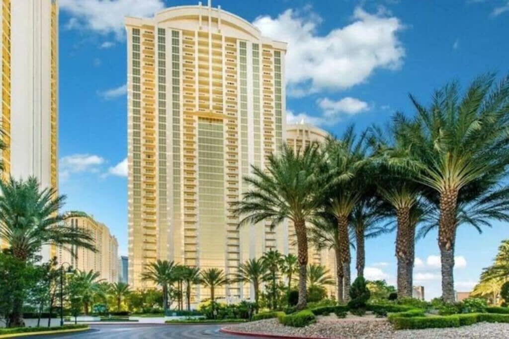 Mgm 32809 Signature Strip View