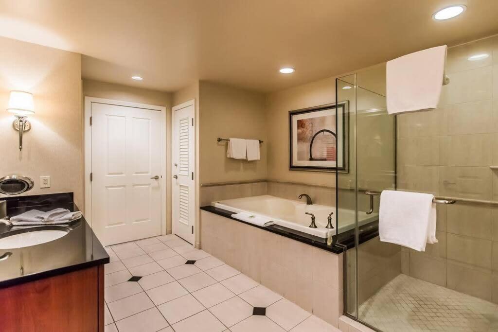Apartment Stunning Strip View Balcony Mgm 22621 One Br *