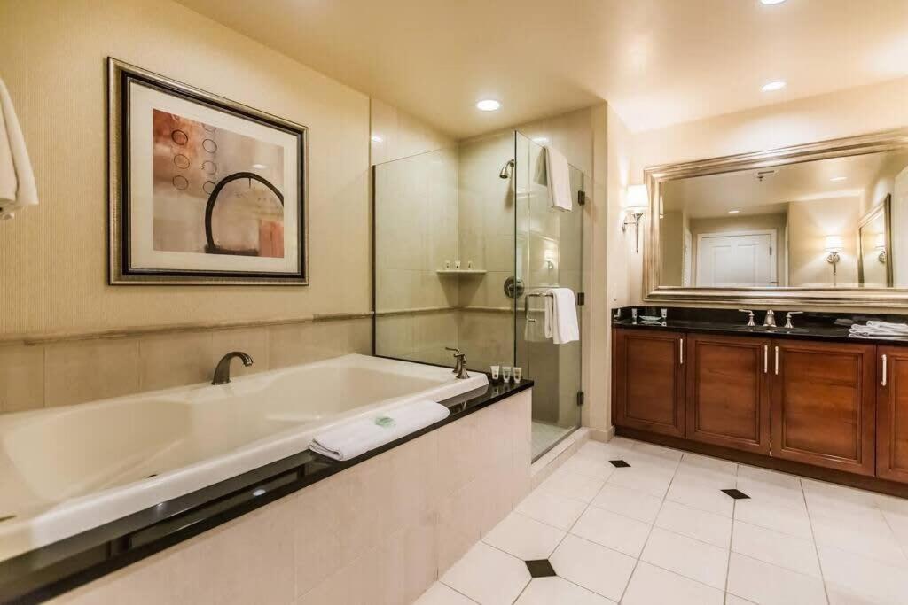 Stunning Strip View Balcony Mgm 22621 One Br Apartment