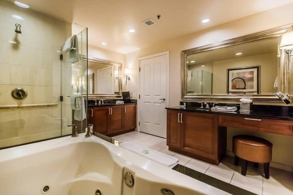Mgm 12721 Executive Corner 1br Strip View Balcony Apartment Las Vegas