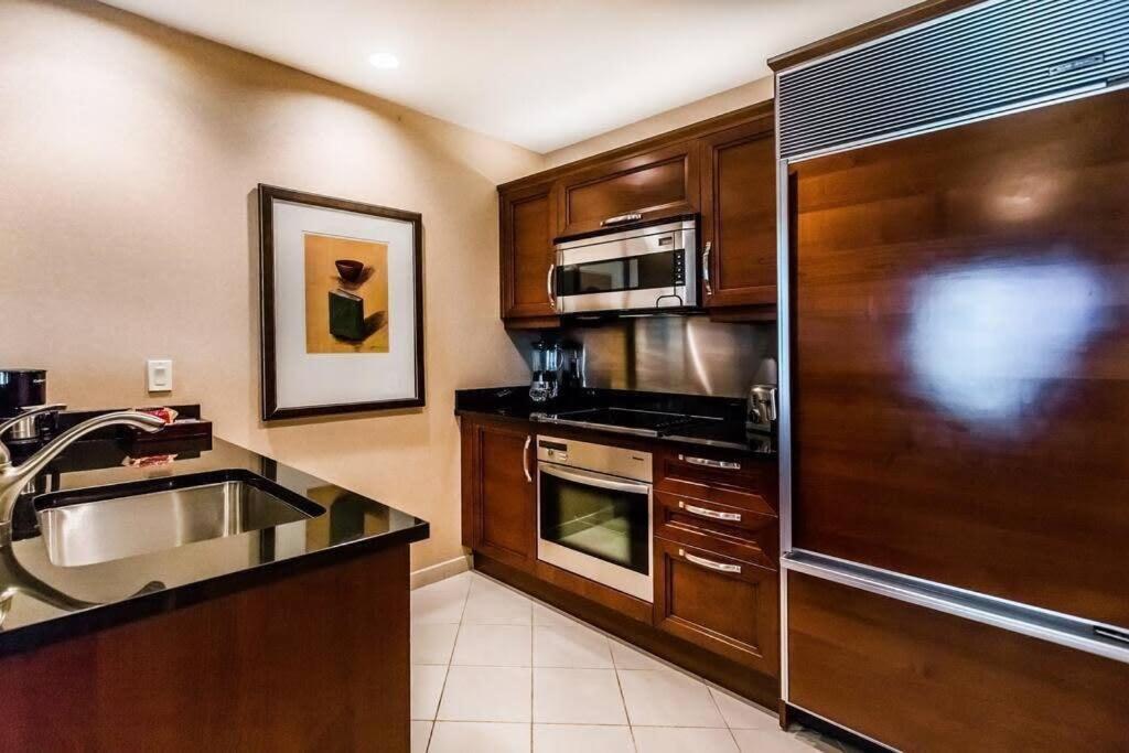 Mgm 12721 Executive Corner 1br Strip View Balcony *
