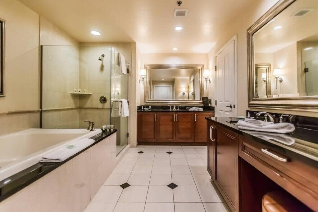 Mgm 12721 Executive Corner 1br Strip View Balcony Apartment *