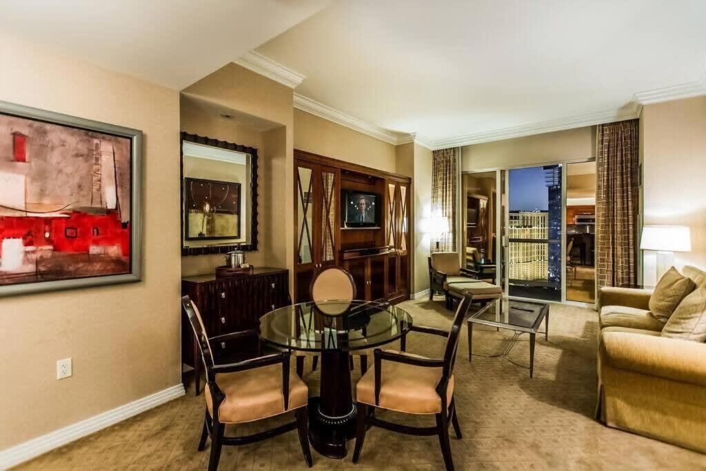 Mgm 12721 Executive Corner 1br Strip View Balcony